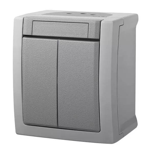 Graue wandmontierte Außenelektroschalterbox mit zwei vorderen Wippschaltern und abnehmbarem Scharnierdachdeckel, dargestellt auf weißem Hintergrund.