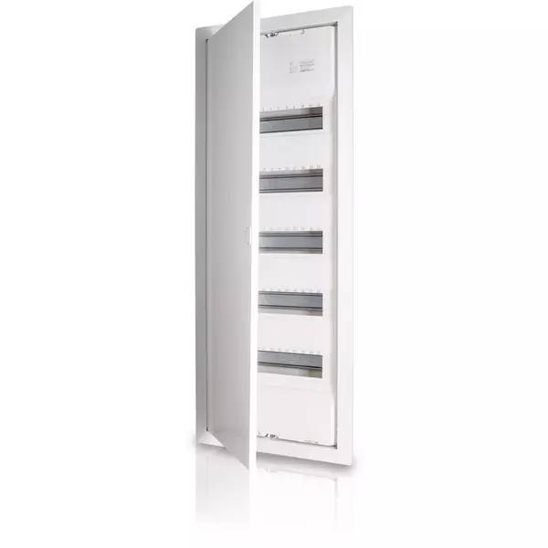 Offenes weißes Schaltschrank-Panel mit Tür, das mehrere Schalterplätze im Inneren zeigt.