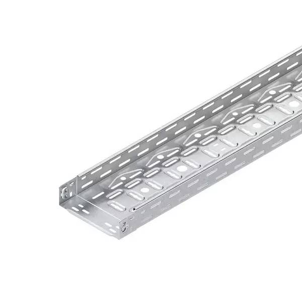 Perforierter Metallkabelkanal-Abschnitt auf weißem Hintergrund, verwendet zur Unterstützung und Verlegung von Elektrokabeln.