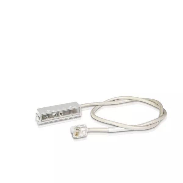 Weißes Kabel mit einem durchsichtigen rechteckigen Stecker und einem kleinen Steckerendstück, dargestellt auf einem einfachen weißen Hintergrund.