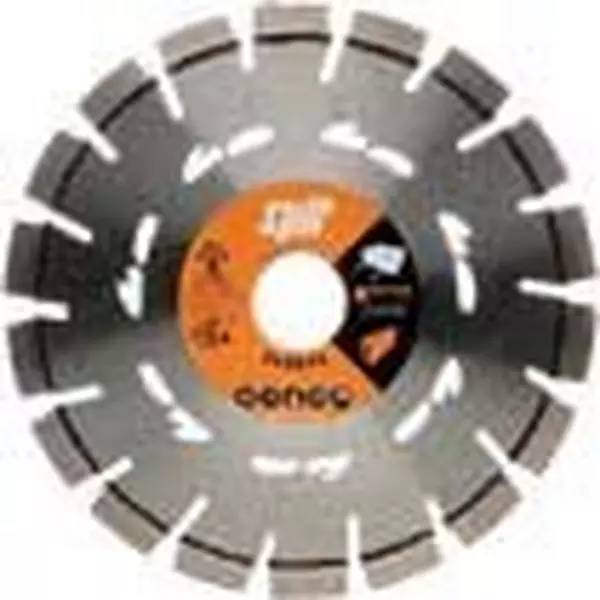 Kreisförmiges segmentiertes Metallsägeblatt mit orangeschwarzer Mitteletikette.