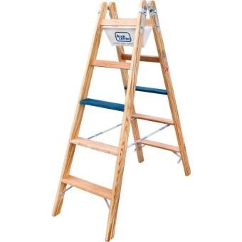 Holz-Stehleiter mit vier Stufen und blauen Trittstufen, geöffnet auf weißem Hintergrund dargestellt.