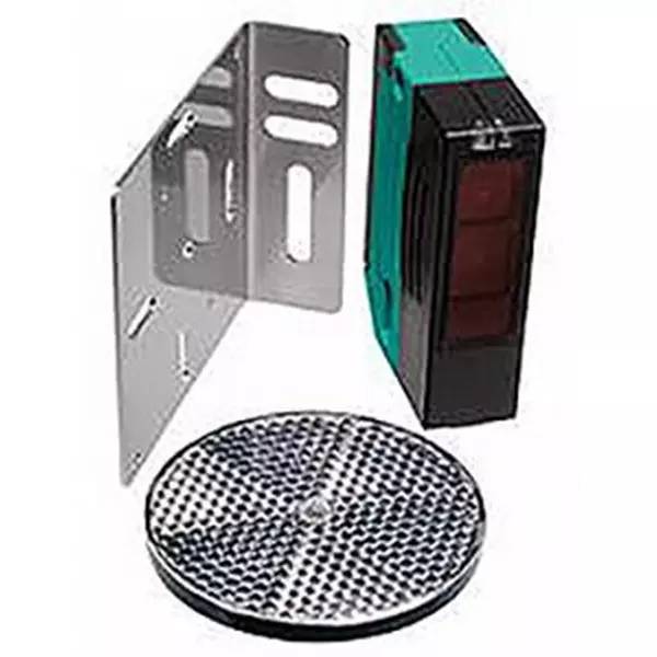 Industrie-Fotozellensensor-Set mit metallischer Montageklammer, rechteckigem Sensor und rundem reflektierendem Zielplättchen auf weißem Hintergrund