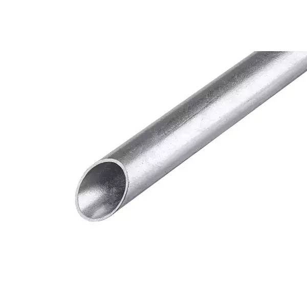 Eine Nahaufnahme eines silbernen Metallrohrs oder einer silbernen Metallröhre, das diagonal auf weißem Hintergrund dargestellt ist.