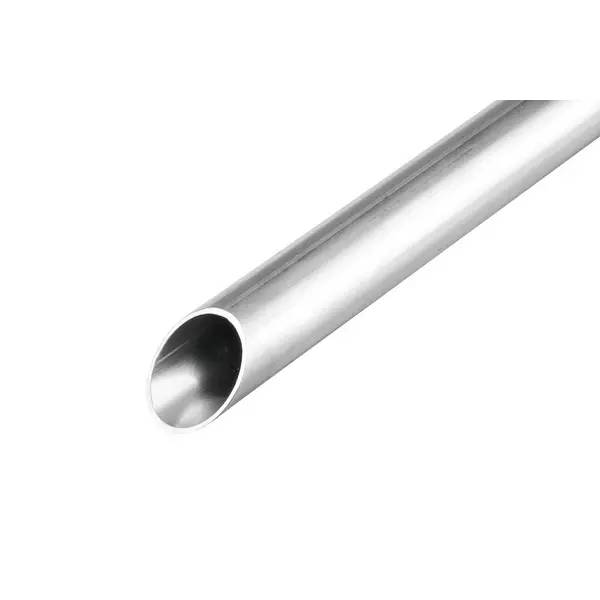 Nahaufnahme eines glänzenden hohlen Metallrohrs, das diagonal auf weißem Hintergrund gezeigt wird.