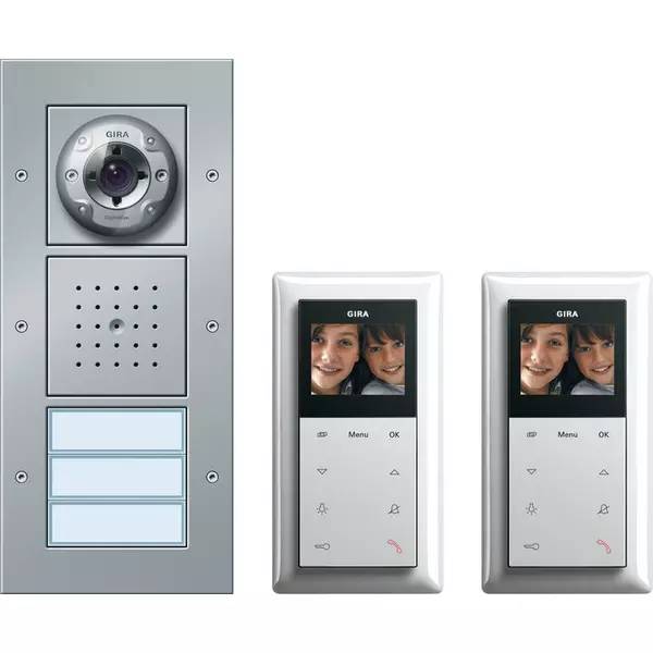 Produktbild des GIRA-Türsprechsystems: Außenkamera und Sprechanlage auf der linken Seite, mit zwei Innenvideomonitoren auf der rechten Seite, die ein Bild des Anrufers zeigen.