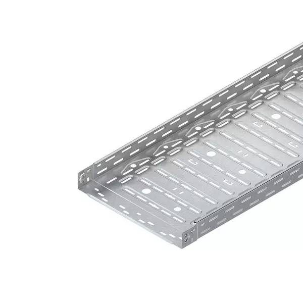 Silbernes Metallkabelrinne mit perforierten Seitenwänden und geschlitztem Boden, dargestellt auf weißem Hintergrund.