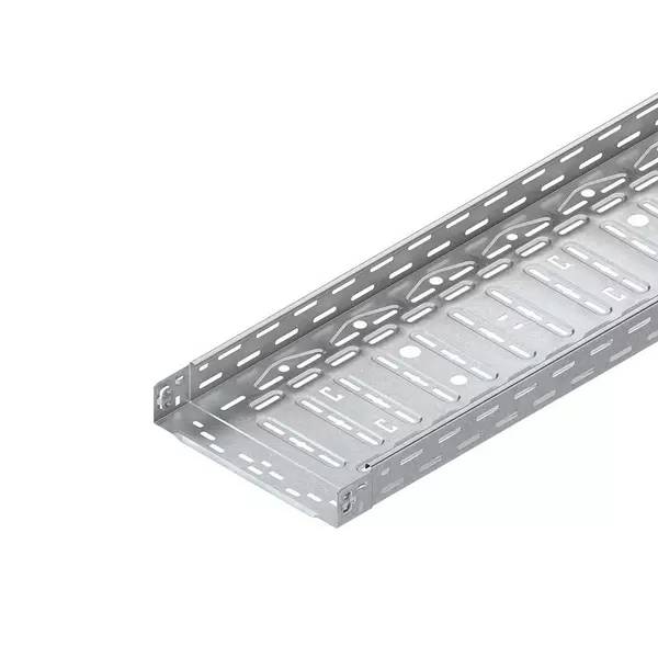 Perforiertes Metallkabelkanal mit erhöhten Seitenwänden, dargestellt auf weißem Hintergrund.