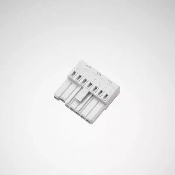 Weißer Kunststoff-Elektrostecker mit mehreren Steckplätzen auf einfachem weißem Hintergrund.