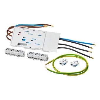 Elektroinstallations-Komponentenset mit weißem Verteilkasten, Klemmenleisten, Erdungsleiter und losen Kabeln auf weißem Hintergrund.