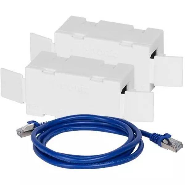 Zwei weiße RJ45-Wanddoseneinsätze und ein blaues Ethernet-Kabel mit Steckern, dargestellt als Netzwerk-Hardwarekomponenten.