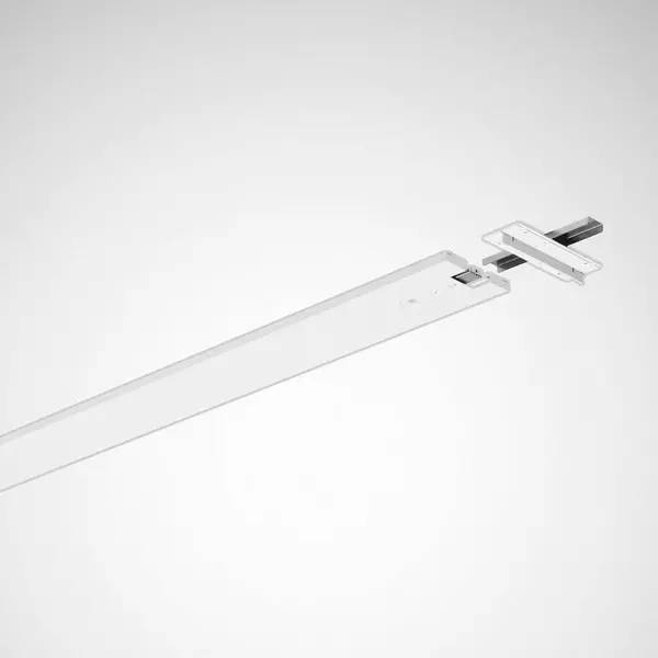 Lange weiße lineare Leuchte mit verstellbarem Montagebügel auf weißem Hintergrund.