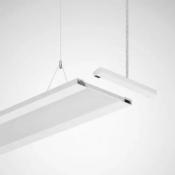 Minimalistisches weißes schwebendes lineares LED-Pendelleuchten-Leuchtmittel in Nahaufnahme vor einem schlichten weißen Hintergrund.