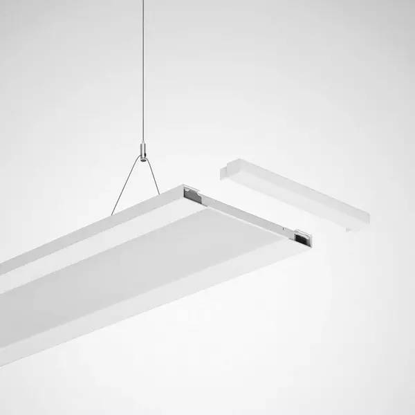 Abgehängte rechteckige LED-Deckenleuchte in Weiß, gezeigt in Teilmontage mit einem abgelösten Abdeckpanel, das nach rechts schwebt.