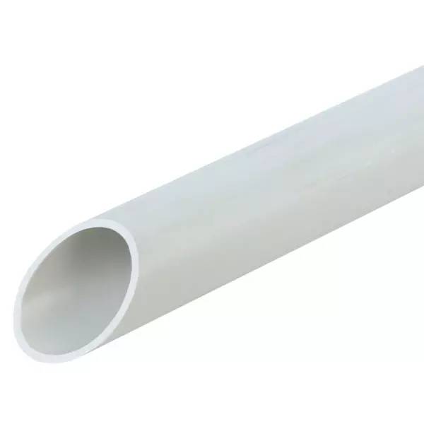 Weiße hohle PVC-Rohre diagonal auf einem schlichten weißen Hintergrund dargestellt.