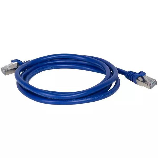 Aufgerolltes blaues Ethernet-Kabel mit RJ45-Steckern an beiden Enden auf weißem Hintergrund.