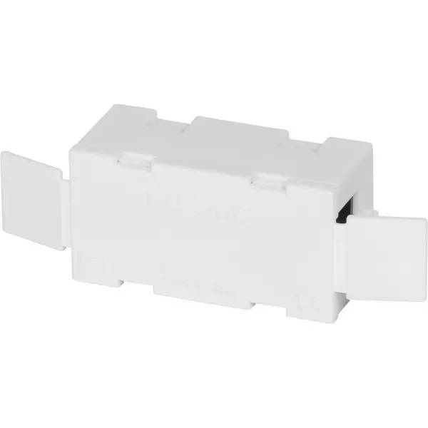 Weißes Kunststoff-Elektrostecker-Gehäuse mit zwei Seitenlaschen, auf einfachem Hintergrund dargestellt.