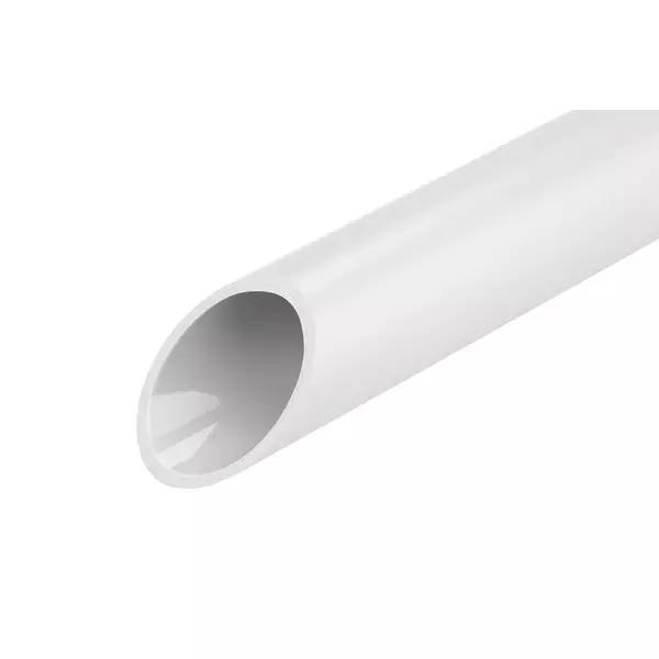 Weißes PVC-Rohr in Nahaufnahme auf einfachem weißem Hintergrund, mit sichtbarem offenem kreisförmigem Ende.