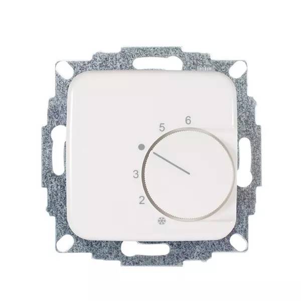 Weißer Wandthermostat-Schalter mit einem runden Drehregler, markiert mit 2, 3, 5, 6 und einem Schneeflocken-Symbol, auf einem Metallmontagerechen.