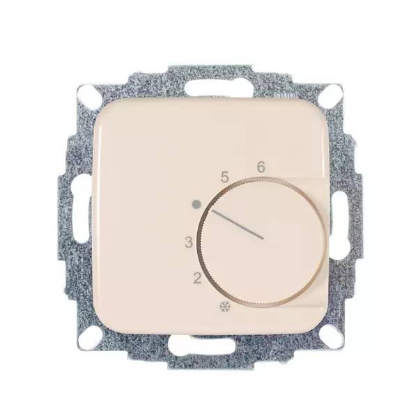 Beige Wandthermostat mit nummerierten Einstellungen 2, 3, 5, 6 und einem Schneeflocken-Symbol, in einem Metallrahmen montiert.