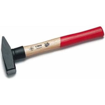 Schmiedehammer mit schwarzem Metallkopf, Holzgriff und rotem Endgriff auf weißem Hintergrund.