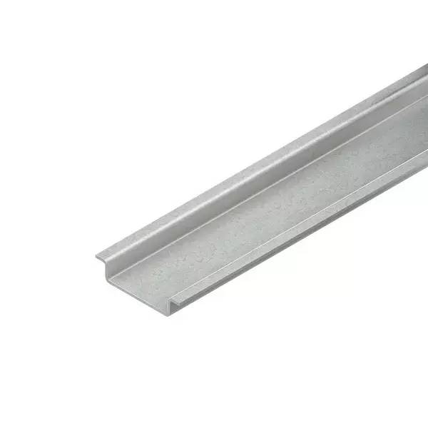 Silber-Metallprofil in U-Form, diagonal auf weißem Hintergrund dargestellt.