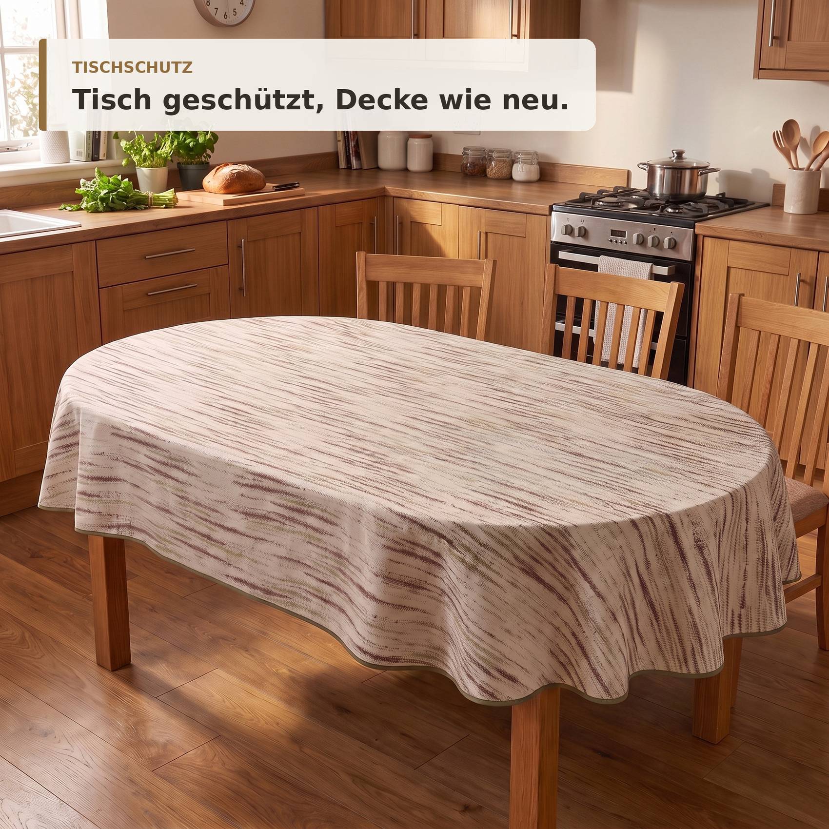 Esstisch mit schützender Tischdecke in einer warmen Holzküche; Überlagerte Schrift lautet „TISCHSCHUTZ Tisch geschützt, Decke wie neu."