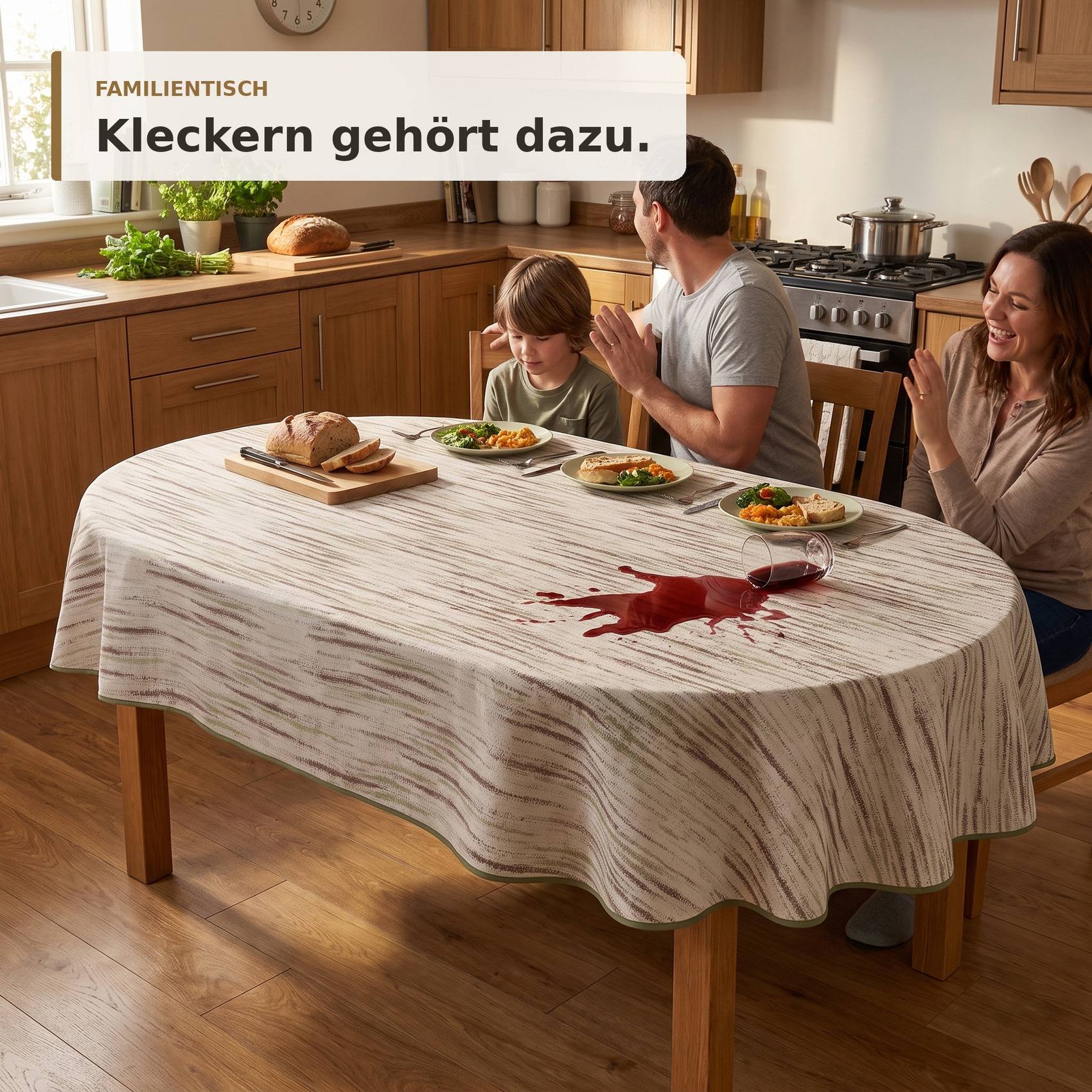 Familienszene beim Essen in einer Küche, mit einem Kind und Eltern an einem Tisch, gekennzeichnet durch ein umgestürztes Glas Rotwein unter dem Text „Kleckern gehört dazu."