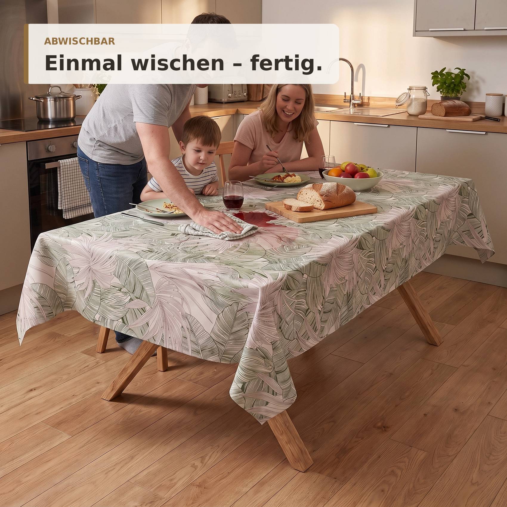 Familie an einem Küchentisch mit einer abwischbaren Tischdecke; Text lautet "ABWISCHBAR"" und ""Einmal wischen - fertig."