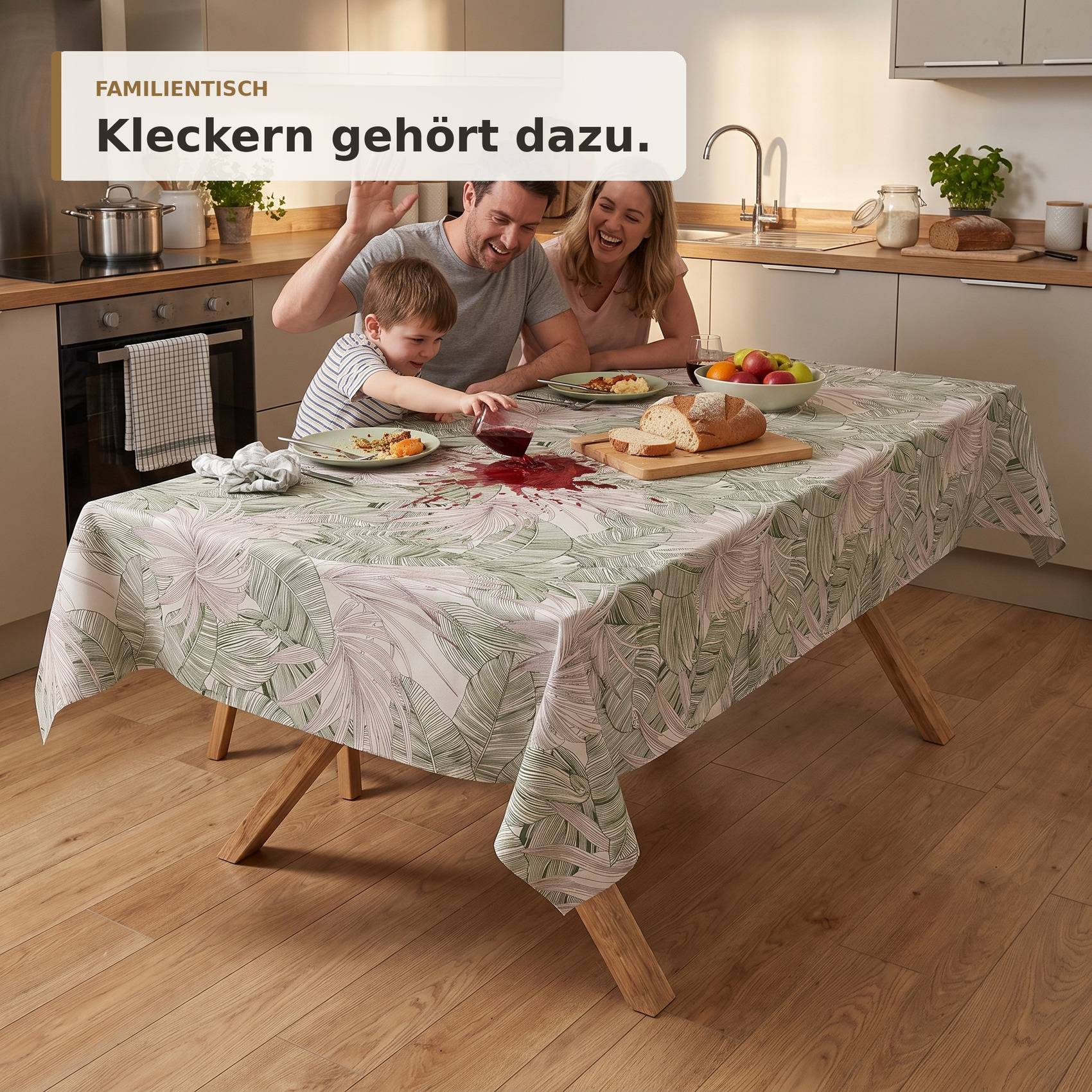Familientischangebot zeigt Eltern und Kind, das rote Getränk auf eine Tischdecke in einer Küche verschüttet; Text liest "FAMILIENTISCH"" und ""Kleckern gehört dazu."