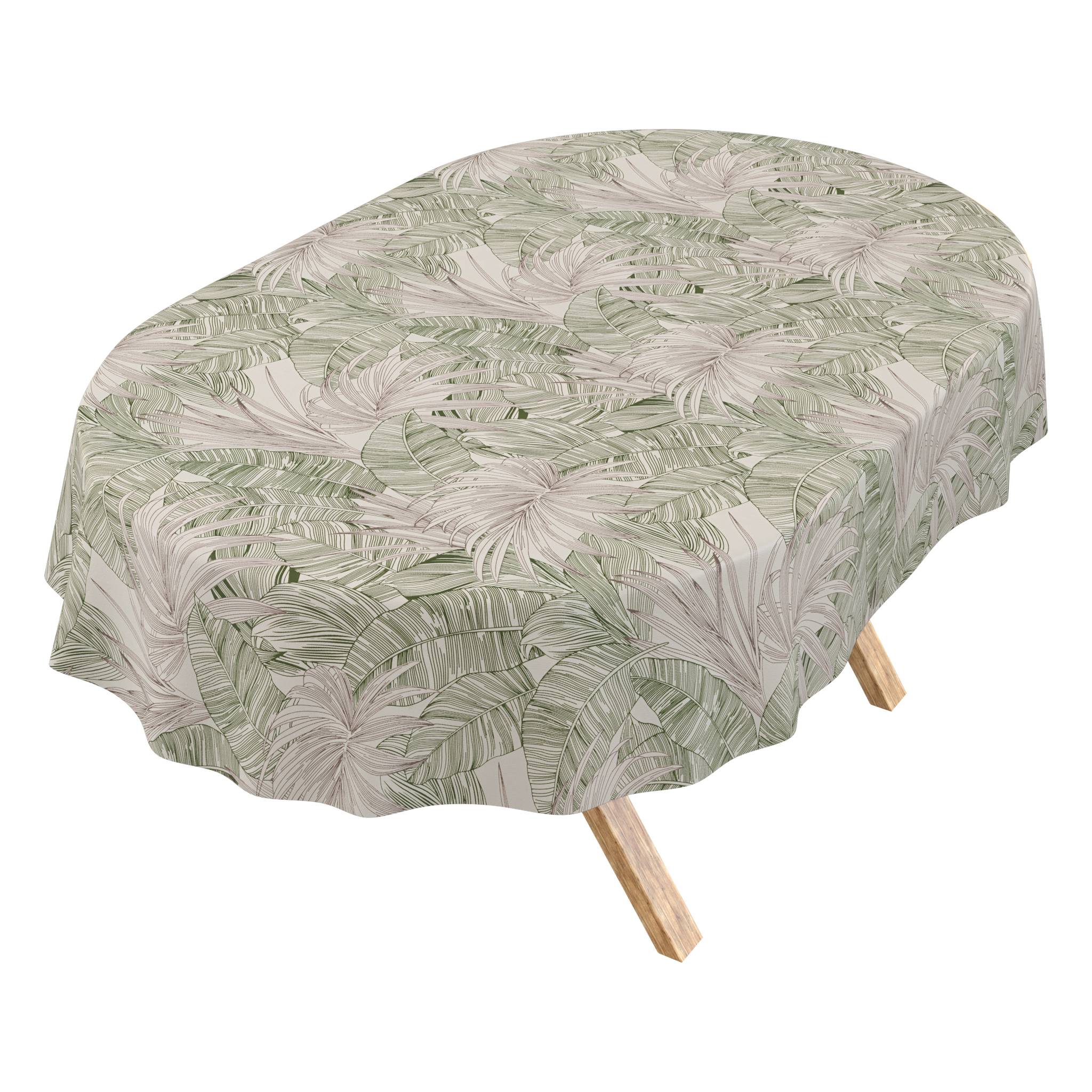 Runder Außentisch mit einer grünen Tischdecke mit Blattmuster, die über einen Holztisch mit sichtbaren Beinen drapiert ist.