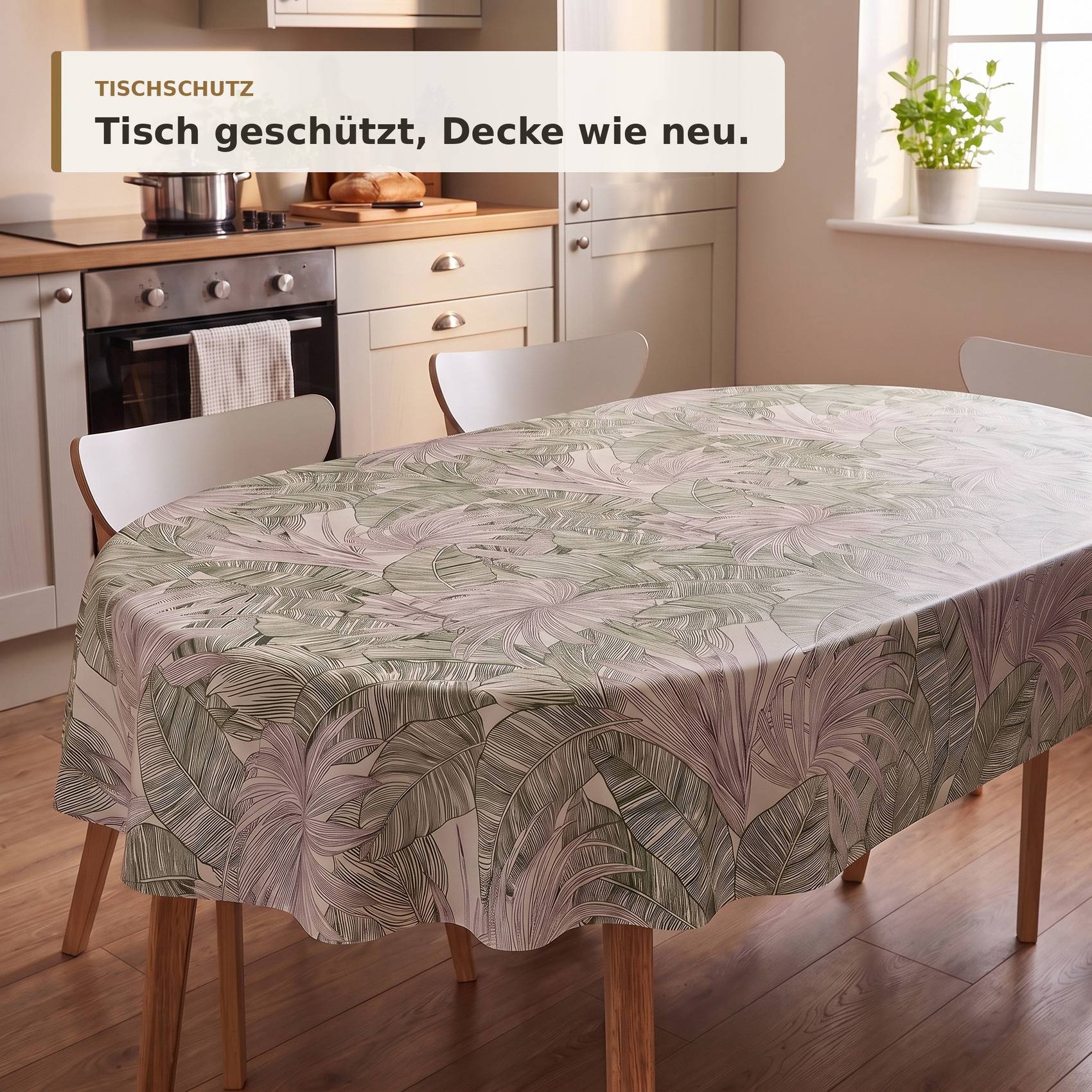Esstisch bedeckt mit einer gemusterten Schutzdecke in einer hellen Küche; Text lautet „TISCHSCHUTZ Tisch geschützt, Decke wie neu."