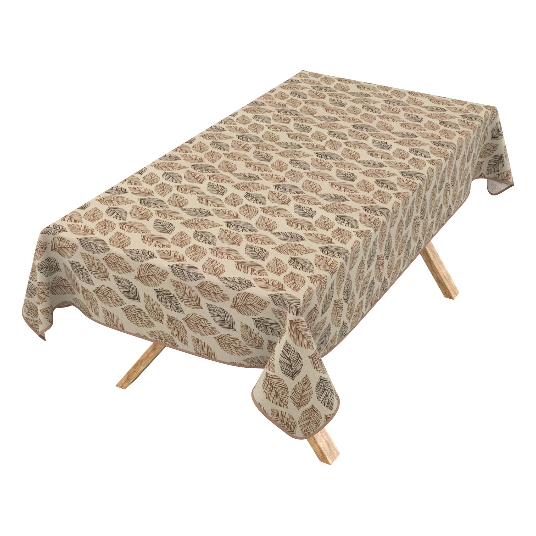 Rechteckiger Tisch mit einer beige Tischdecke mit Blattmuster auf weißem Hintergrund.