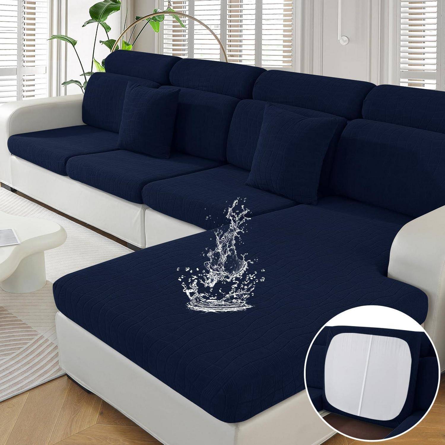 Marineblau wasserabweisendes Ecksofa mit einem Wassertropfen auf der Sitzfläche, gezeigt in einem hellen Wohnzimmer mit einer Nahaufnahme des Stoffes im Detailfenster.