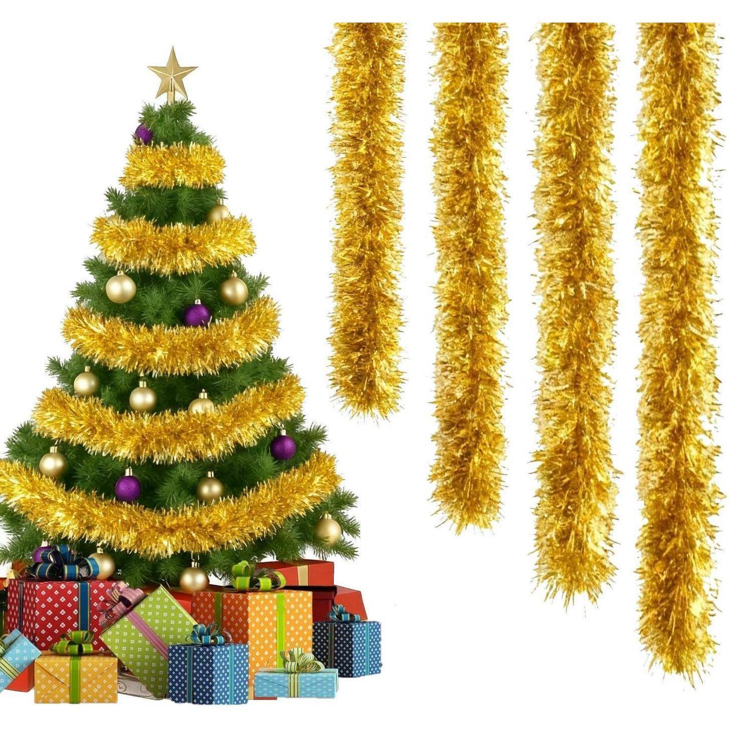 Weihnachtsbaum mit Goldlametta, Christbaumkugeln und verpackten Geschenken, dargestellt neben vier hängenden Goldlametta-Girlanden auf weißem Hintergrund.
