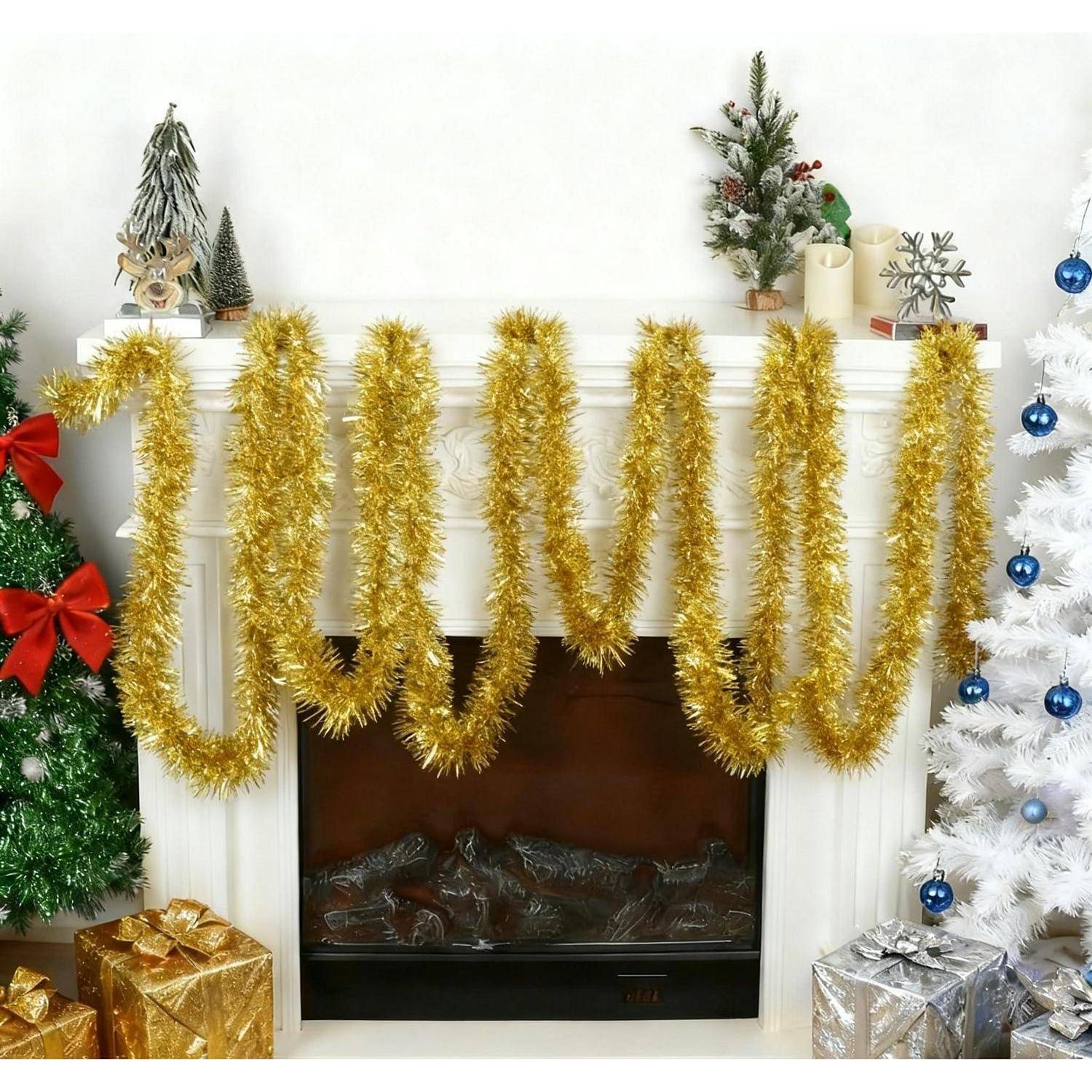 Festlicher Kamin mit goldenem Girlande geschmückt, Weihnachtsbäume, Weihnachtskugeln und eingewickelte Geschenke, die eine festliche Dekoration schaffen.