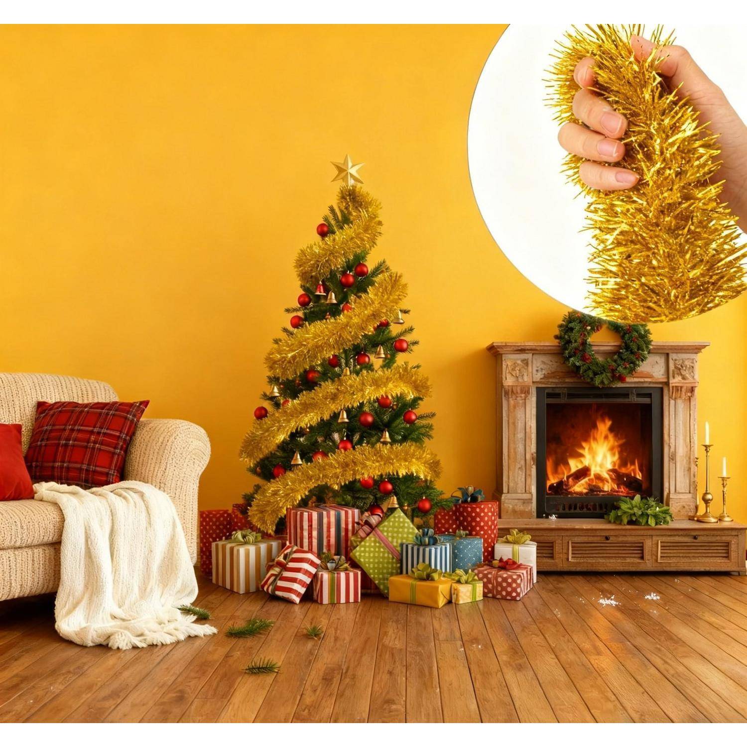 Festliches Wohnzimmer mit dekoriertem Weihnachtsbaum, eingepackten Geschenken, Kamin und einer eingefügten Hand, die goldene Lametta hält.