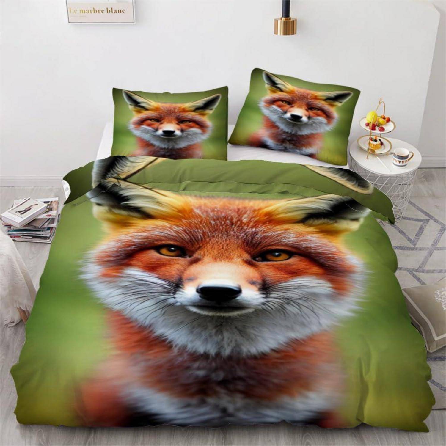 Bett mit grüner Fuchsdruck-Bettwäsche, einschließlich eines großen Fuchsgesichts auf der Bettdecke und passenden Fuchskissen in einem modernen Schlafzimmer.