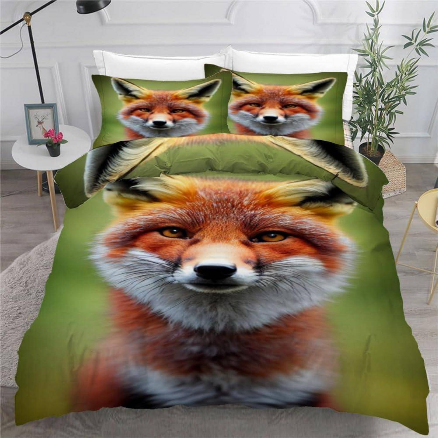 Bett mit grünem Bettwäscheset mit Fuchsgesicht, bestehend aus Bettdecke und Kissenbezügen mit großflächigen Fuchsporträts in einem modernen Schlafzimmer.
