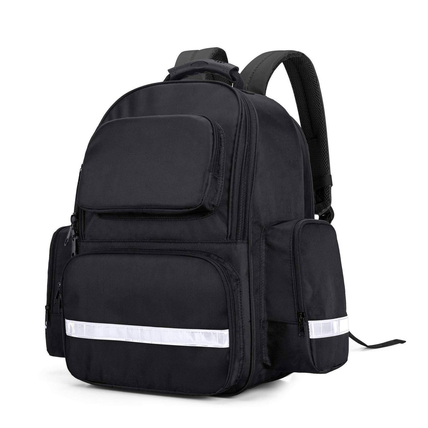 Schwarzer Rucksack mit mehreren Reißverschlussfächern und reflektierenden Streifen, auf weißem Hintergrund abgebildet.