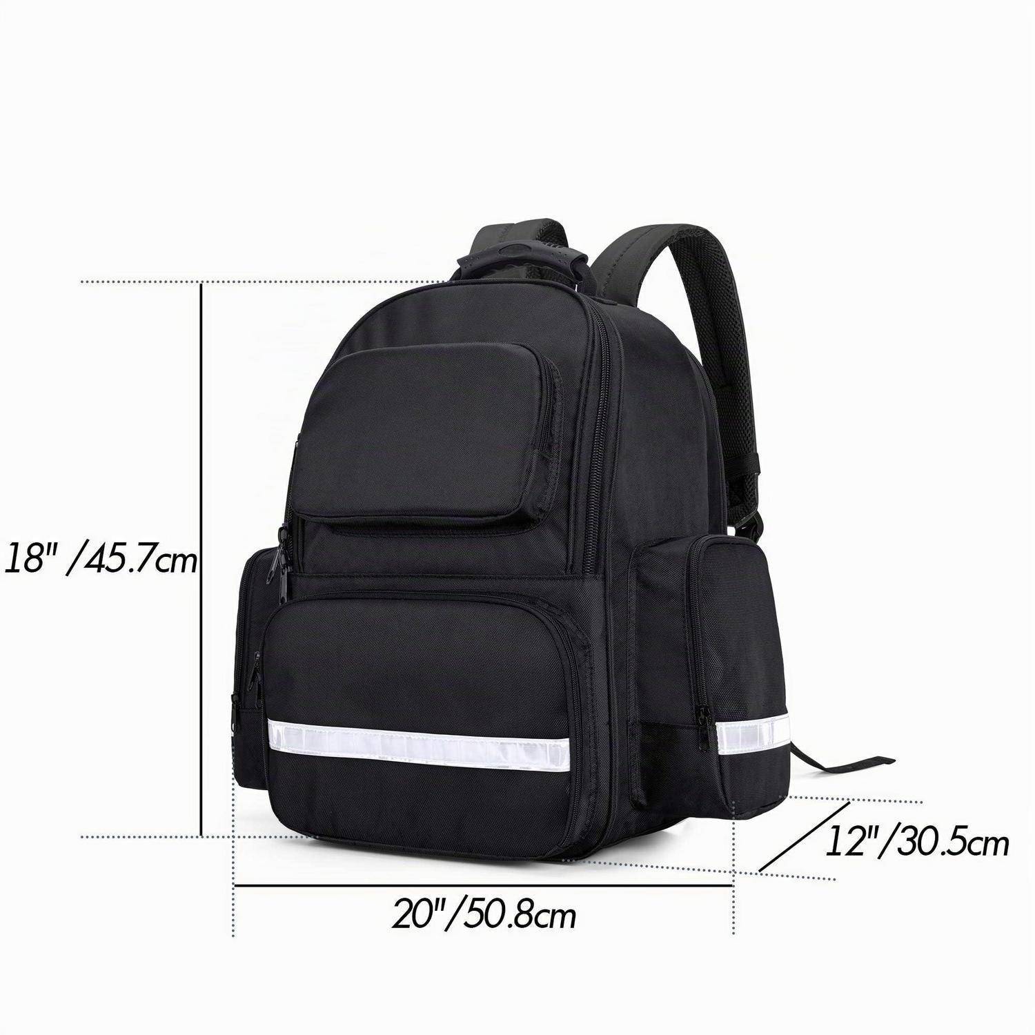 Schwarzer Rucksack mit beschrifteten Abmessungen: 18 Zoll/45,7 cm hoch, 20 Zoll/50,8 cm breit und 12 Zoll/30,5 cm tief.