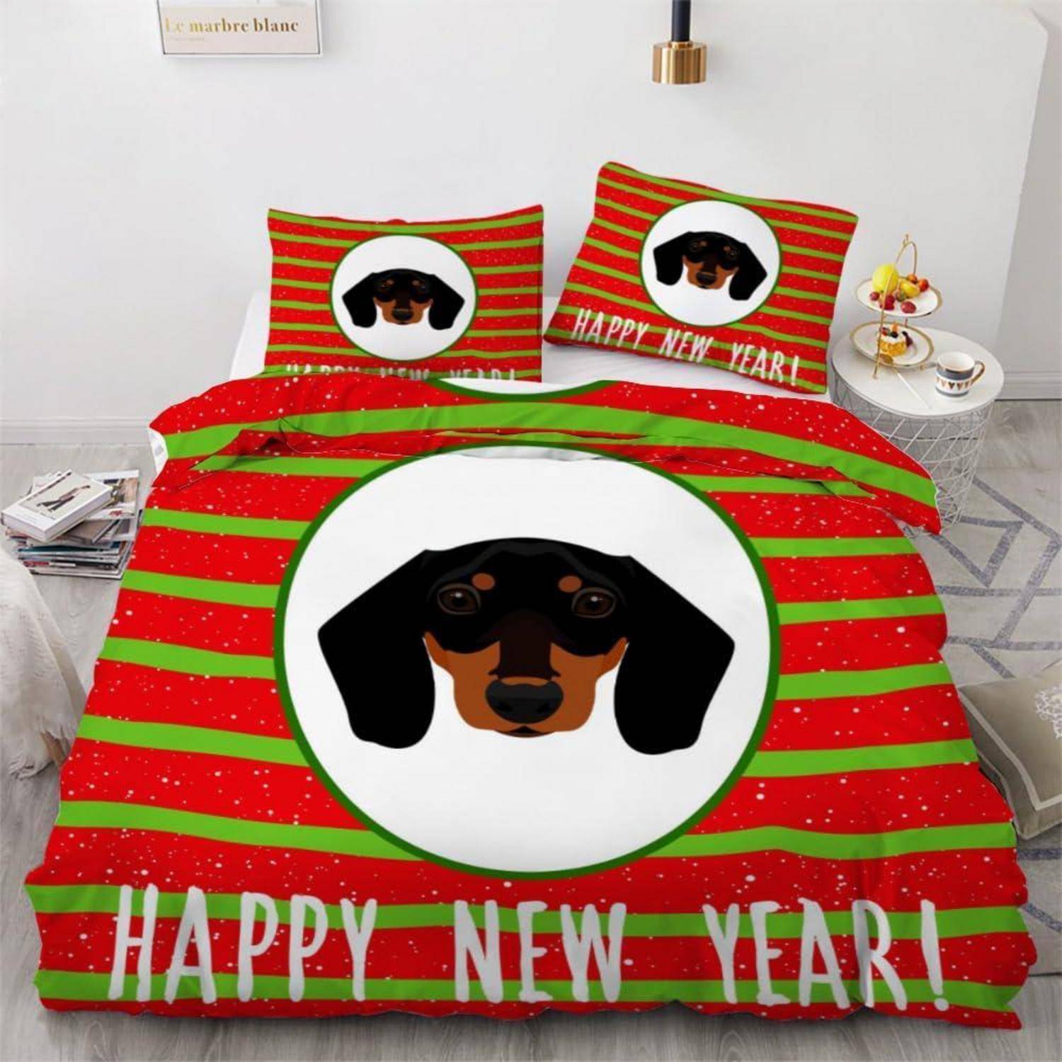 Rot und grün gestreiftes Bettwäsche-Set mit einem Dachshund-Gesicht-Grafik und „HAPPY NEW YEAR!