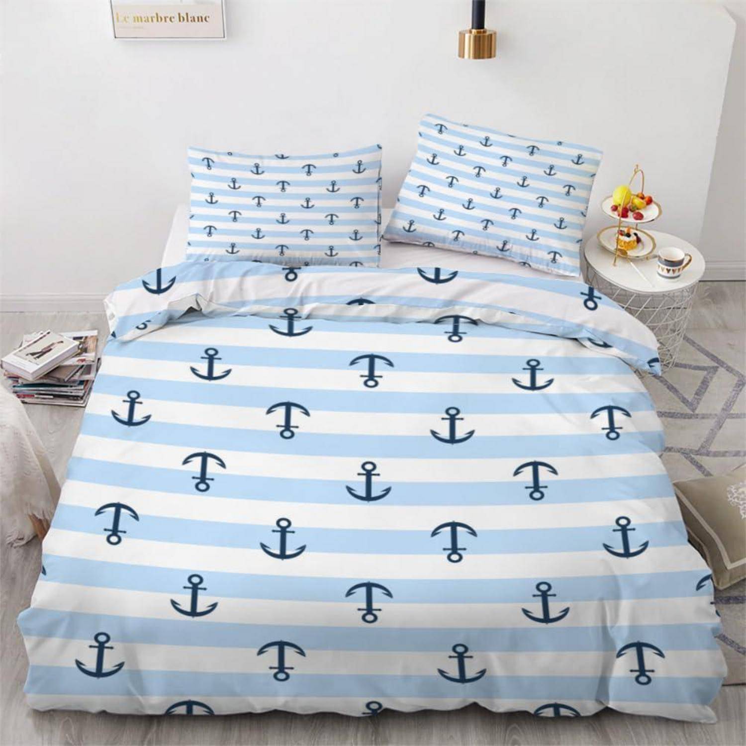 Bett mit blau-weiß gestreiftem Anker-Muster-Bettzeug, bestehend aus Bettdeckenbezug und passenden Kissen, in einer minimalistischen Schlafzimmerszene.