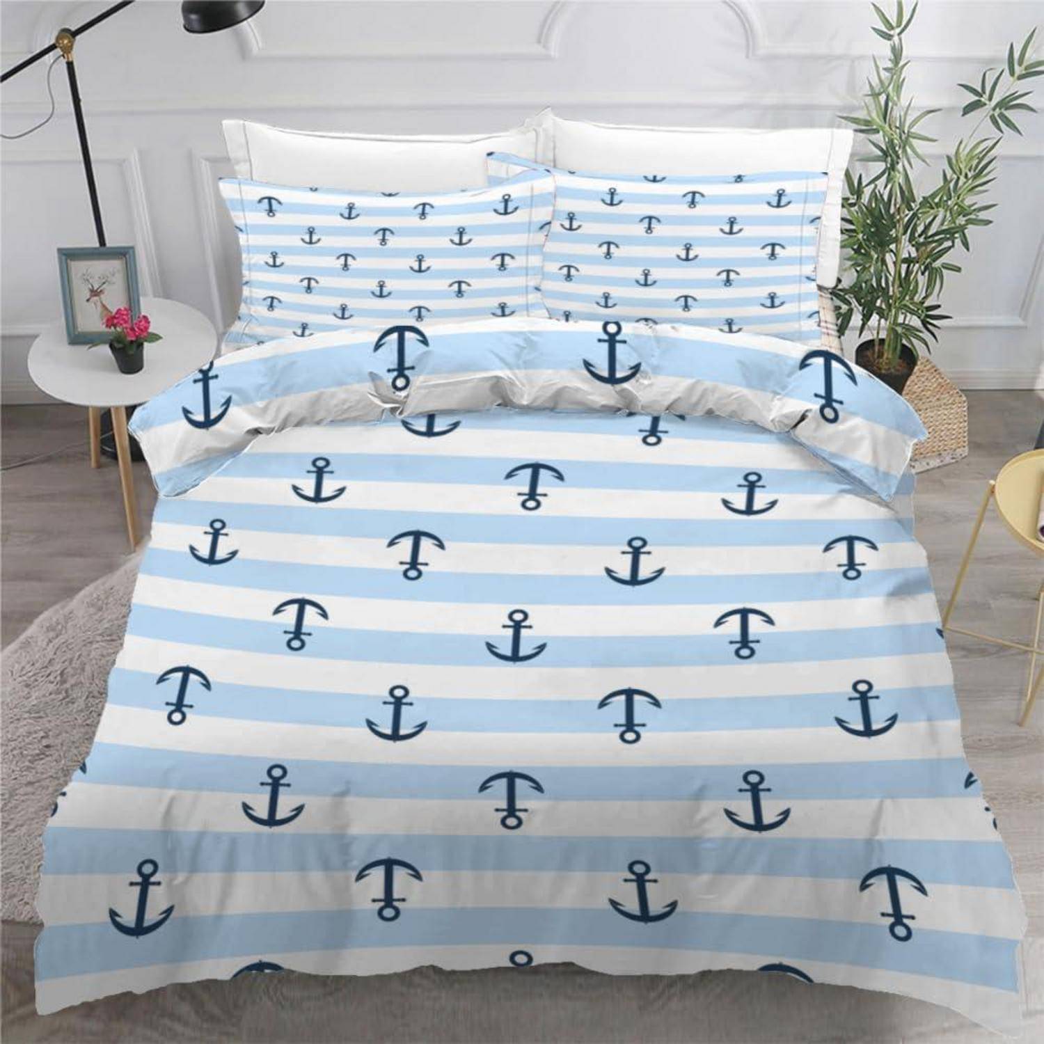 Bett mit blau-weißer gestreifter Anker-Muster-Bettwäsche in einer hellen Schlafzimmerumgebung.