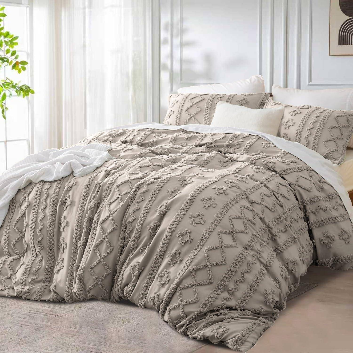 Beiger strukturierter Bettdecken-Set auf einem Bett mit weißen Kissen in einem hellen Schlafzimmer in der Nähe eines Fensters.