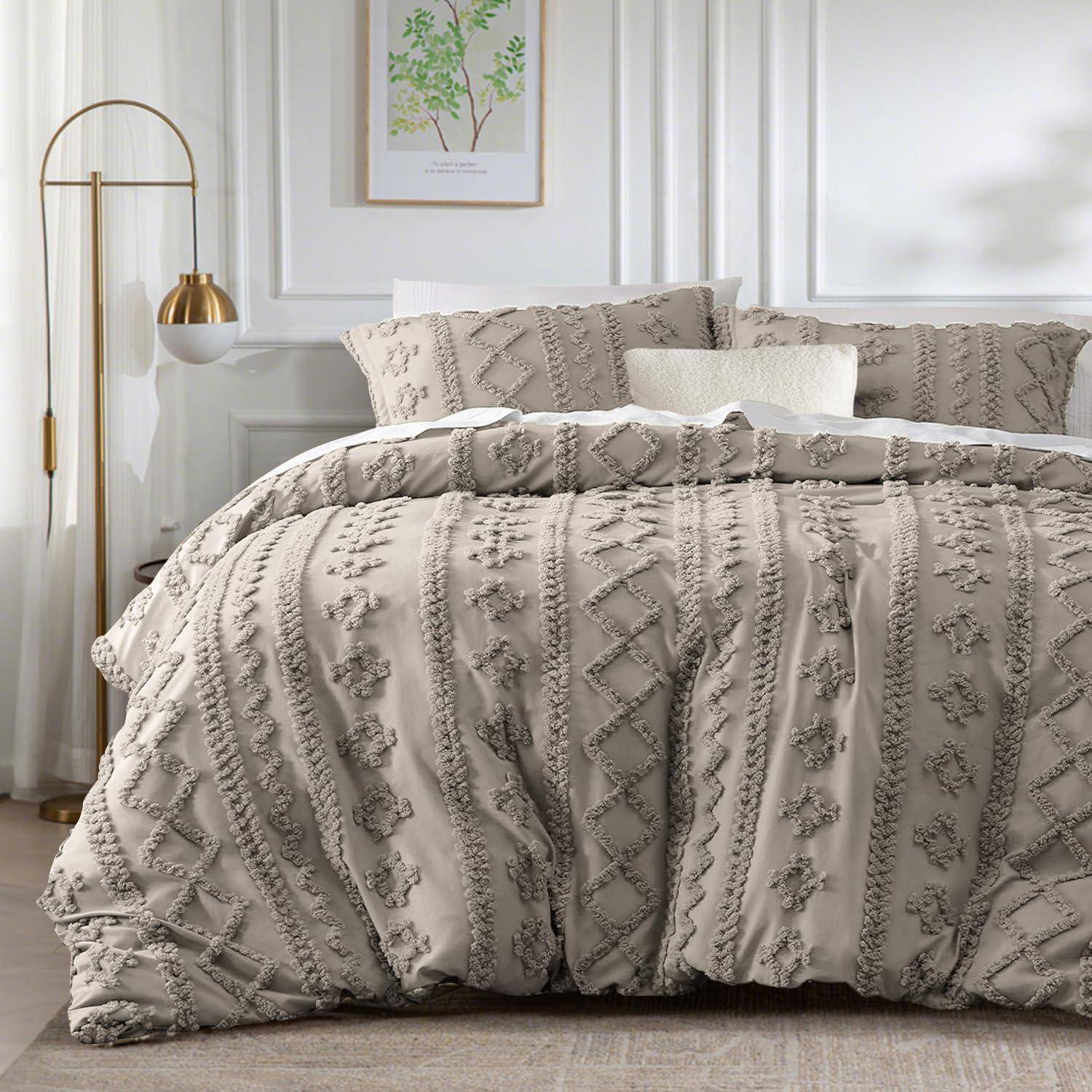 Ein ordentlich gemachtes Bett mit beigefarbener strukturierter Bettwäsche und Kissen in einem hellen, minimalistischen Schlafzimmer, neben einer goldenen Stehlampe und gerahmter Wandkunst.