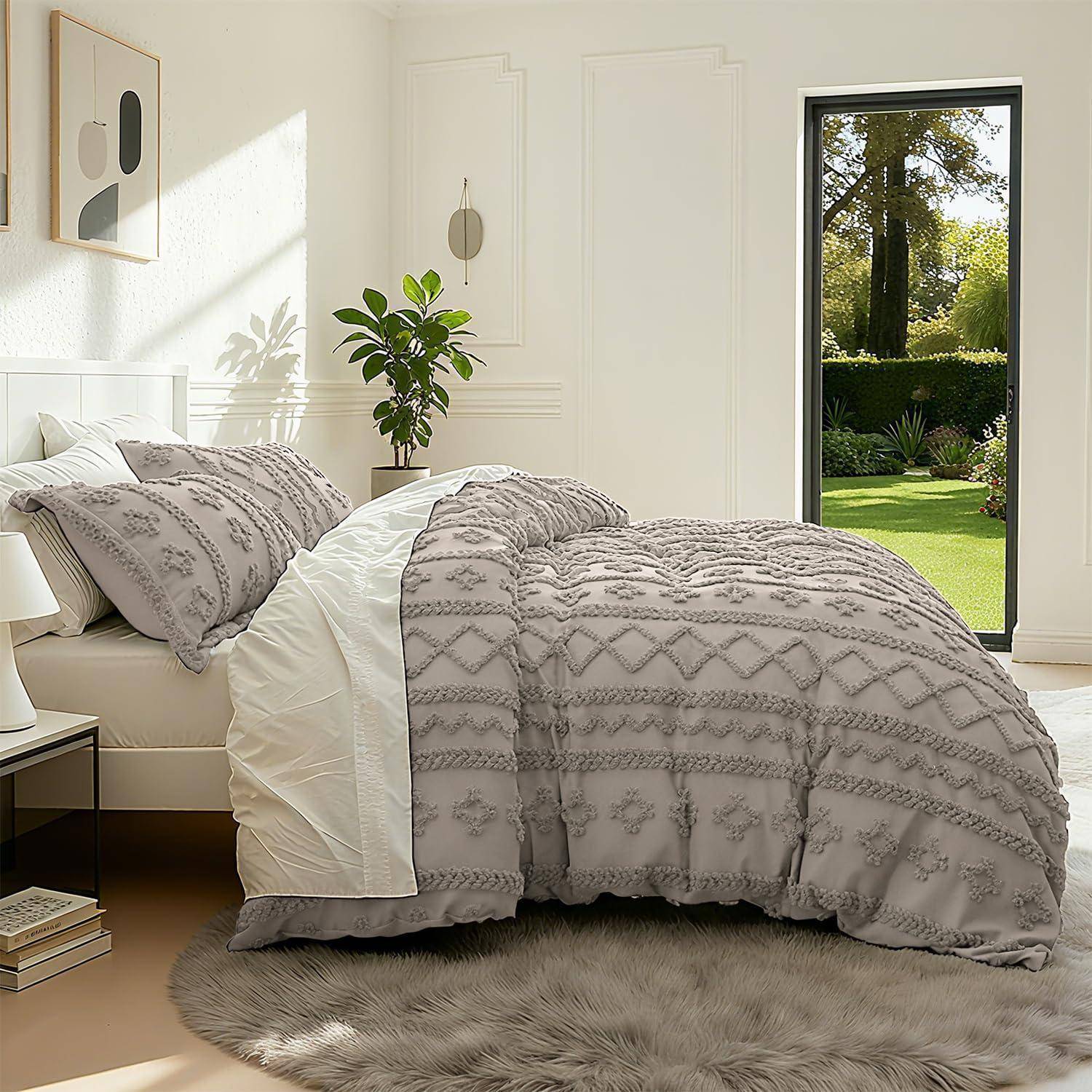 Helles Schlafzimmer mit einem ordentlich gemachten Bett in grauem gemustertem Bettzug, einer Topfpflanze, einem Hochflorteppich und einer offenen Tür zu einem sonnigen Garten.