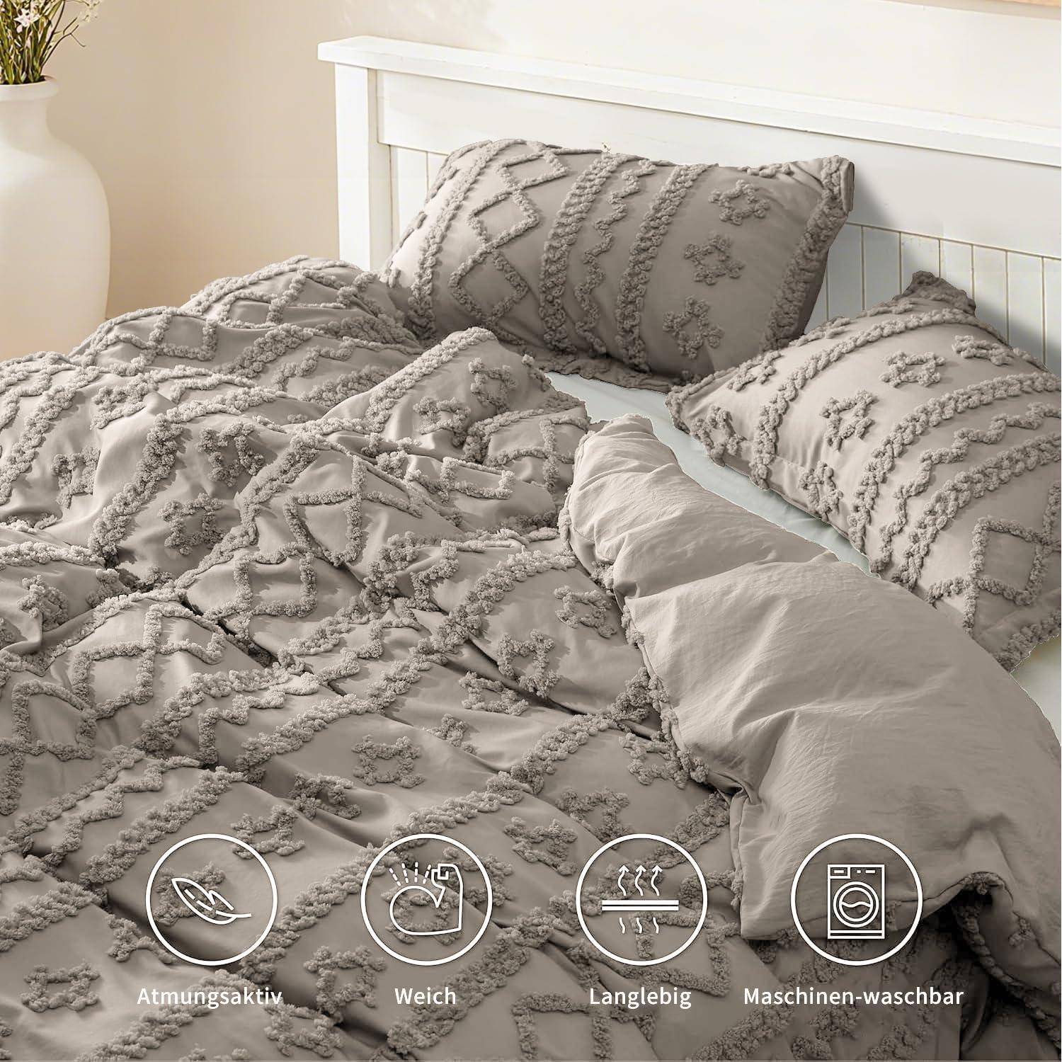 Beigefarbenes strukturiertes Bettwäscheset auf einem Bett mit Kissen und Kissenbezug, gekennzeichnet als atmungsaktiv, weich, langlebig und maschinenwaschbar.