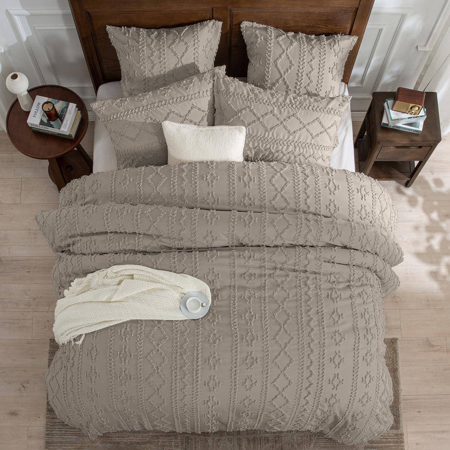 Ordentlich gemachtes Bett mit beige strukturierter Bettwäsche, übereinander gestapelten Kissen, einer zusammengelegten cremefarbenen Wurfdecke und passenden Nachttischen in einem Schlafzimmer.