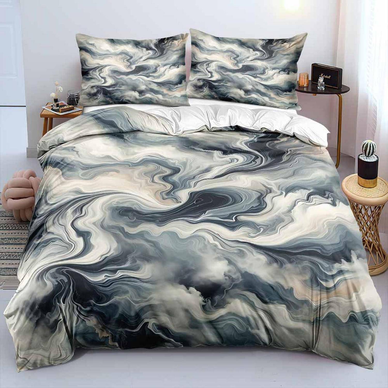 Bett mit grauer, weißer und schwarzer marmorierter Wirbel-Bettwäsche und passenden Kissen in einem minimalistischen Schlafzimmer.